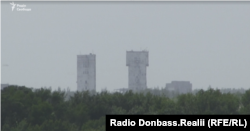 Ось вид на башти з району Первомайського-Пісків. Місце зйомки на схемі нижче під номером 1