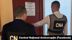 Ofițeri CNA la una din percheziții. Imagine de arhivă