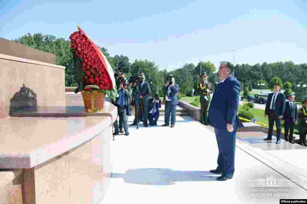 Эмомали Рахмон посетил площадь Мустакиллик и возложил цветы к Монументу независимости и гуманизма.