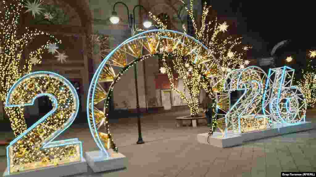 Новогодняя инсталляция у неработающего после аннексии Крыма кинотеатра «Симферополь» в крымской столице