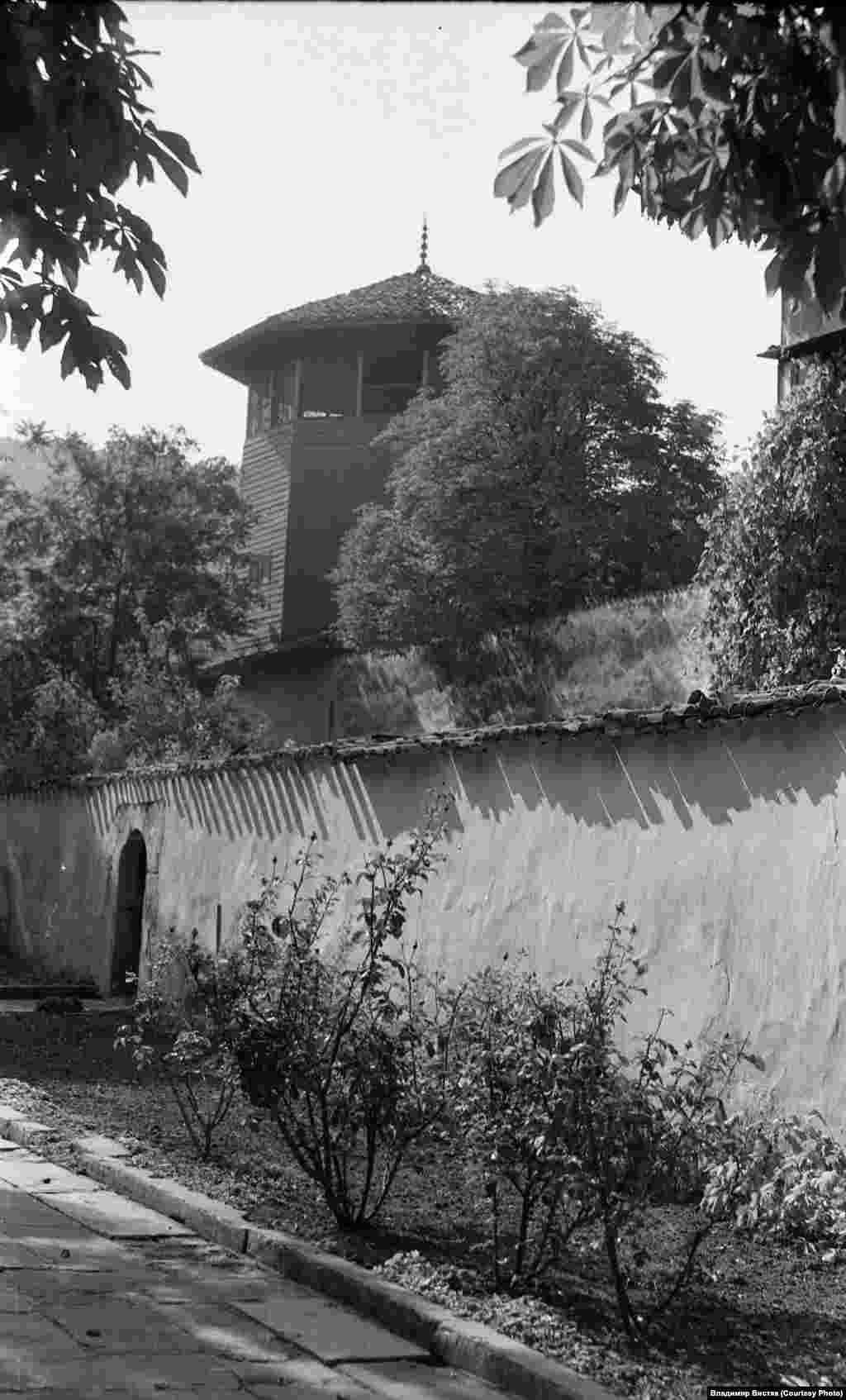 1736 senesi, Qırım hanlığınıñ Rusiye ile cenki vaqtında, Bağçasaraynı Rusiye ordusı zapt etti. Saraynı ateşke bergenler. Yanğından soñ saraynı Qırım hanları ğayrıdan tiklegen edi