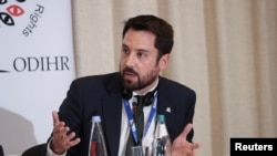 Eoghan Murphy, šef OSCE misije za posmatranje izbora na konferenciji za novinare u Tbilisiju, Gruzija, 27. oktobra 2024.