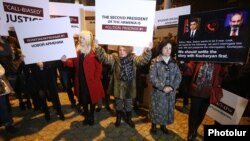 Armenia - Supporters of arrested former President Robert Kocharian demonstrated outside the Office of the Prosecutor-General in Yerevan, December 11, 2018.