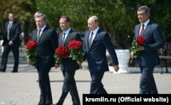 Олег Белавенцев (слева) с Владимиром Путиным, Дмитрием Медведевым и Сергеем Меняйло