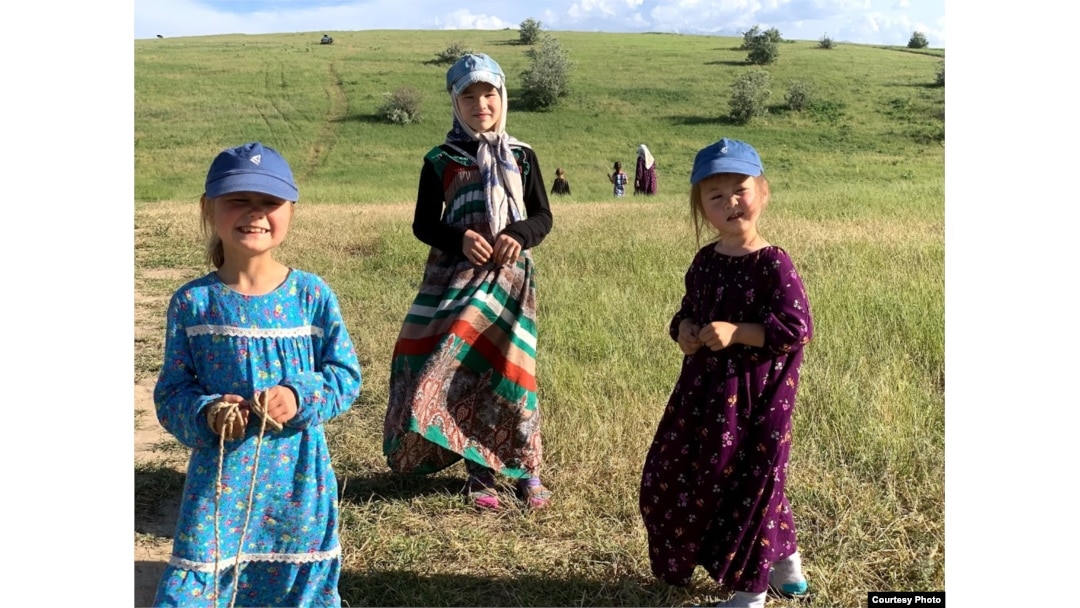 Жағадағы екі қыз бір-бірінің төсінен сипап, сүйеді