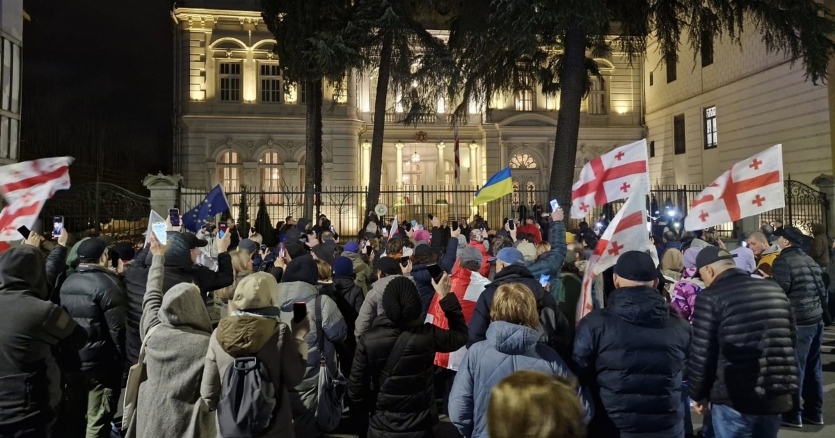 დემონსტრანტებმა პარლამენტიდან ორბელიანების სასახლისკენ მსვლელობა გამართეს