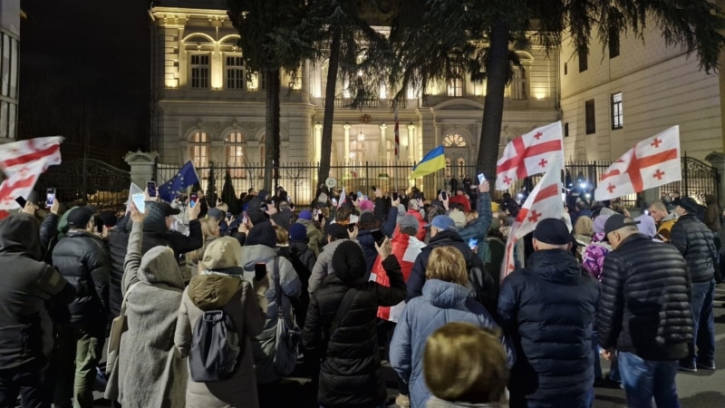 დემონსტრანტებმა პარლამენტიდან ორბელიანების სასახლისკენ მსვლელობა გამართეს