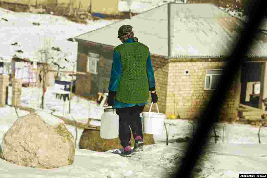 Su daşıyan kənd sakini.