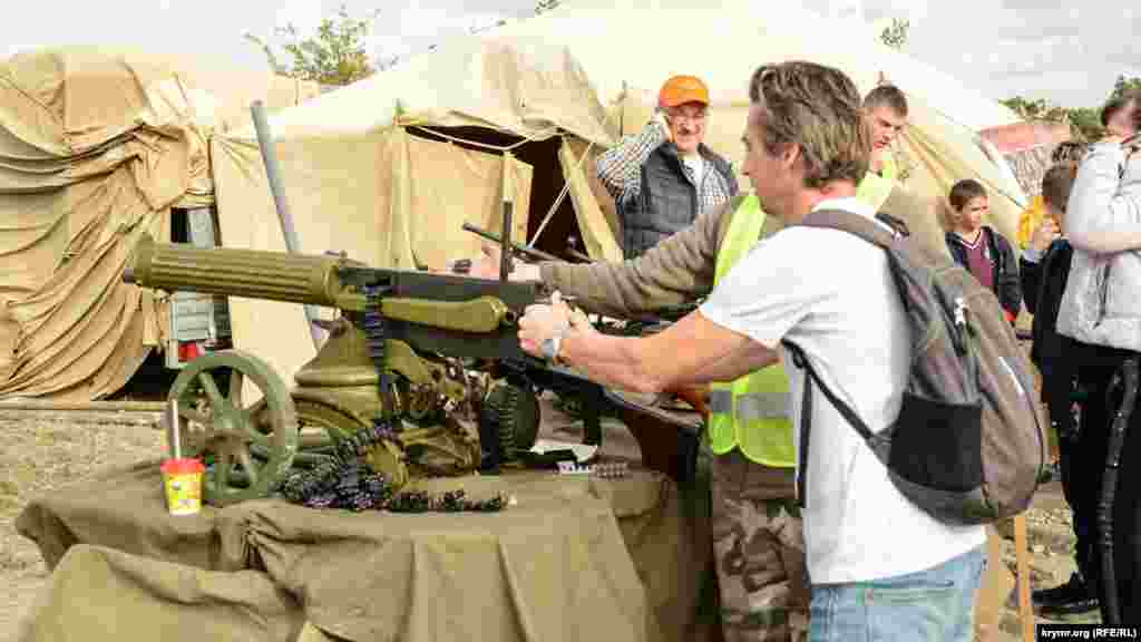 На військово-історичному фестивалі відвідувачам пропонували зробити серію з п&#39;яти пострілів із кулемета за 400 рублів (147 гривень)