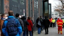 Ljudi čekaju na redu za vakcinaciju protiv COVID-19 u Berlinu, Njemačka, 26. decembra 2020.