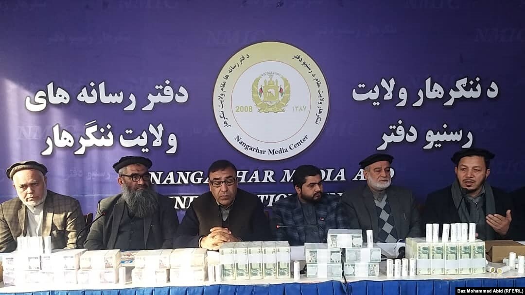 د ننګرهار والي شامحمود مياخېل د خبرې کنفرانس پر مهال.