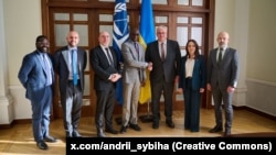 Андрій Сибіга (третій праворуч) повідомив, що разом із заступницею голови Офісу президента Іриною Мудра поінформував представника МКС (у центрі) про систематичні порушення Росією міжнародного права
