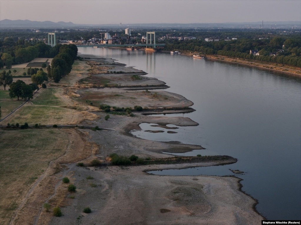 Rënia e nivelit të ujit në lumin Rine, në Këln të Gjermanisë, fotografuar më 30 korrik 2026.