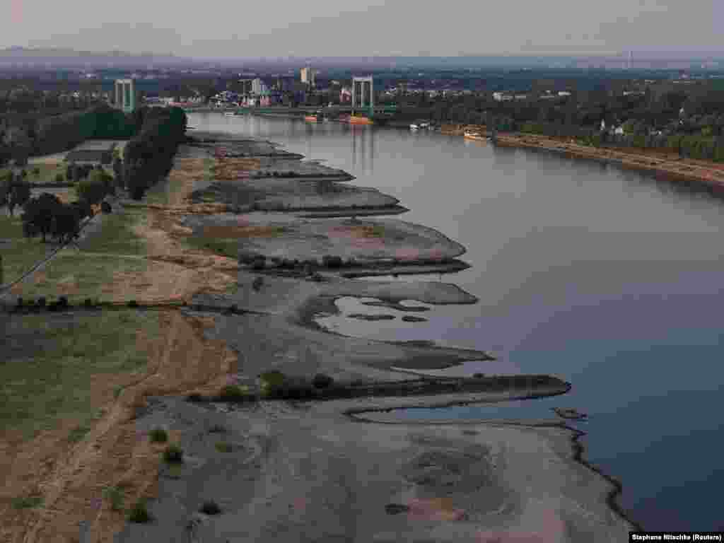 Rënia e nivelit të ujit në lumin Rine, në Këln të Gjermanisë, fotografuar më 30 korrik 2026.