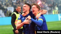 Fudbaleri Ermedin Demirović i Dženis Burnić slave prolazak Bosne i Hercegovine na Svjetsko prvenstvo koje se održava u junu i julu ove godine.