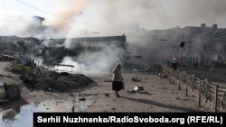 Urmările atacului rusesc asupra pieței Lukianivski, în apropierea stației de metrou Lukianivska, Kiev, 24 mai 2026