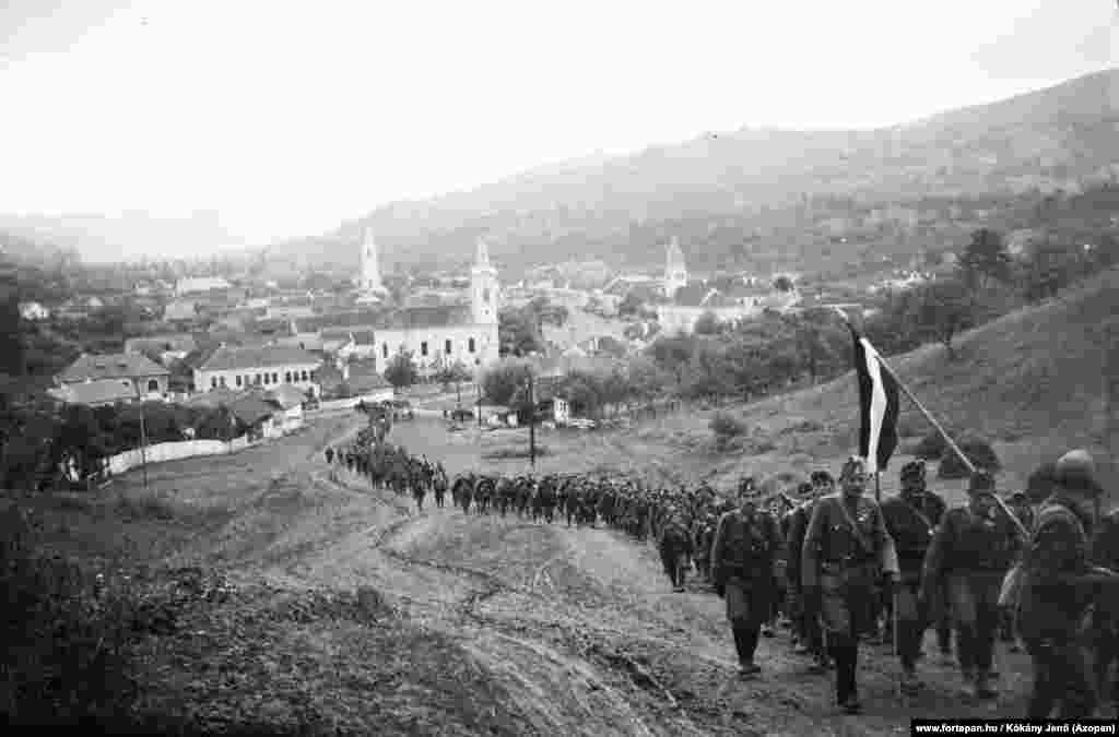 Колонна венгерских солдат марширует рядом с деревней Тиса в Трансильвании, 1940 год.&nbsp;Венгрия ненадолго отвоевала Трансильванию у Румынии во время Второй мировой войны, которую потеряла после Первой мировой войны. &nbsp;