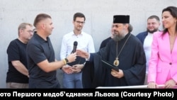 Гендиректор Першого медобʼєднання Олег Самчук і митрополит УПЦ (МП) Філарет (Кучеров) на відкритті реабілітаційного центру у Львові 