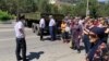 Дагестан, Каспийск, местные жители пытаются попасть на парад