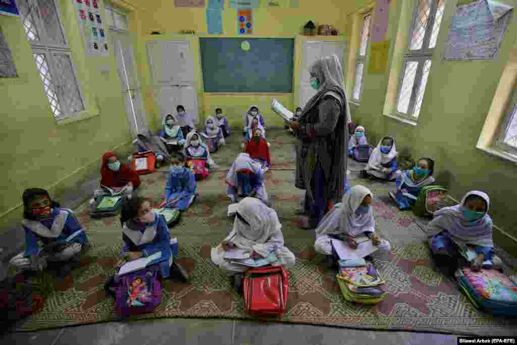 Students attend a class during the first day of primary school after the resumption of classes in Peshawar, Pakistan, on September 30. (epa-EFE/Bilawal Arbab)