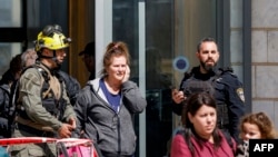 Locuitorii sunt evacuați dintr-o clădire lovită de un proiectil în orașul Tirat Carmel din nordul Israelului, la sud de Haifa, pe 28 februarie 2026.