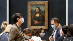 Посетители в Лувре в день открытия музея. 6 июля 2020 года.