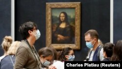 Відвідувачі біля Джоконди Леонардо да Вінчі у відкритому після карантину Луврі. Франція, 6 липня 2020 року