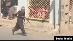 Pripadnik talibanskih snaga tokom suzbijanja protesta u Heratu, 9. jun 2026.