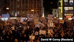 CZECH REPUBLIC – Demonstrators hold banners У Празі відбувся мітинг проти призначення Зденека Ондрачека головою комісію з контролю Генеральної інспекції органів безпеки, Чехія, 5 березня 2018 року