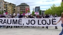 Nxënësit marshojnë kundër ngacmimeve seksuale