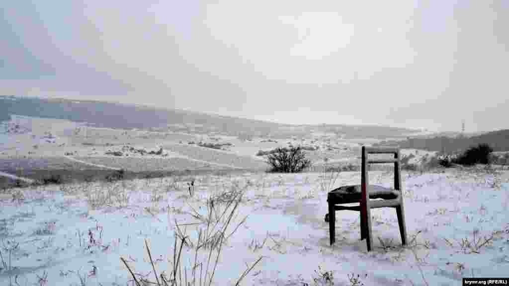 Одинокий стул в селе Флотское на юге Севастополя. По ссылке &ndash; больше фото из заснеженного Флосткого в начале 2019 года