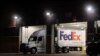Fedeksov kamion izlazi s vakcinama iz Fajzerove fabrike u Mičigenu, 13. decembar 2020.
