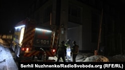 Рятувальники працюють на місці влучання під час удару РФ по Україні 3 лютого 2026 року