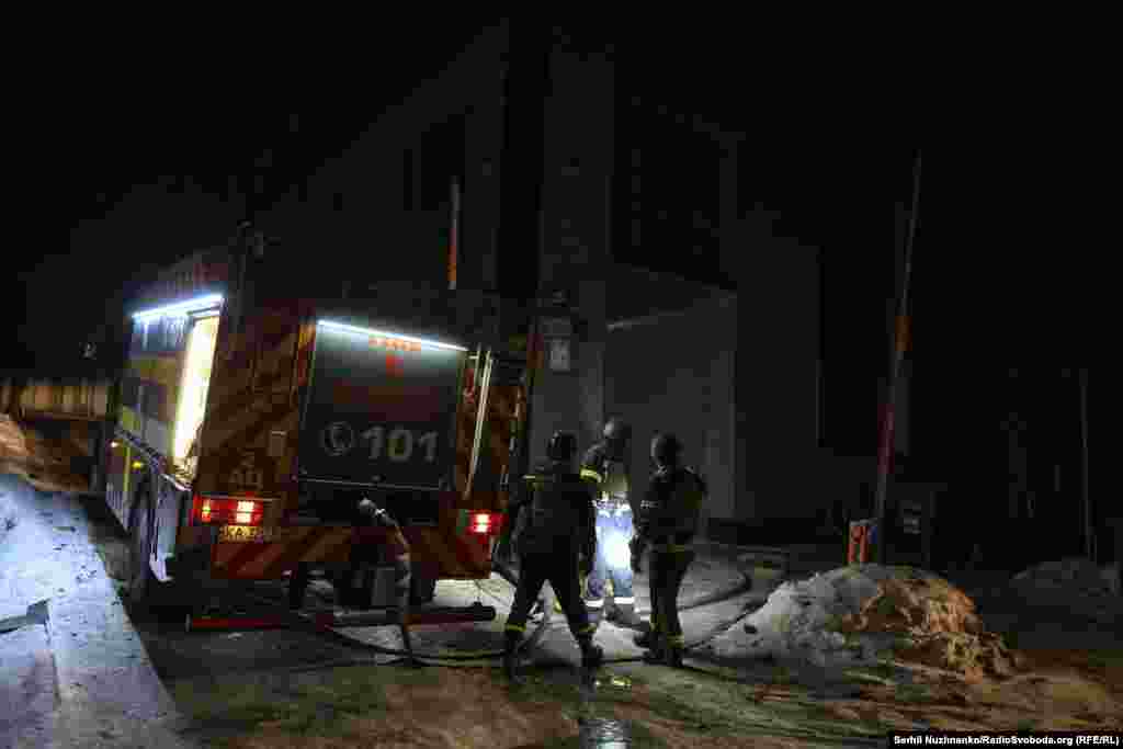 Робота пожежників на місці влучання російського безпілотника у багатоповерхівку в Києві