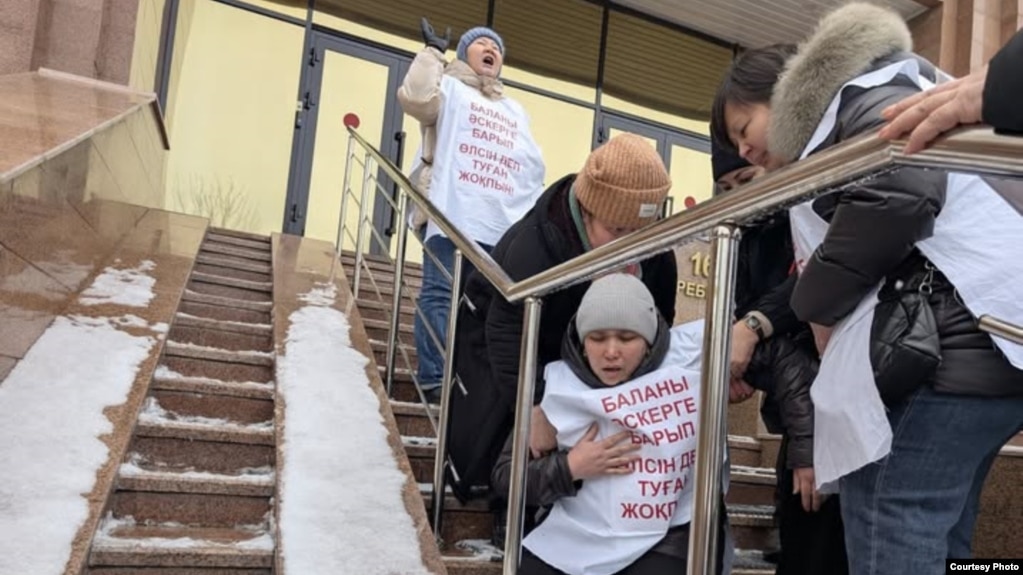 Матери погибших и пострадавших военнослужащих на митинге у министерства обороны в Астане. 10 ноября 2025 года. Фото Рауля Упорова