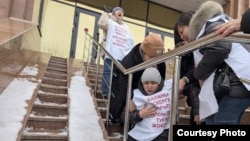 Матери погибших и пострадавших военнослужащих на митинге у министерства обороны в Астане. 10 ноября 2025 года. Фото Рауля Упорова