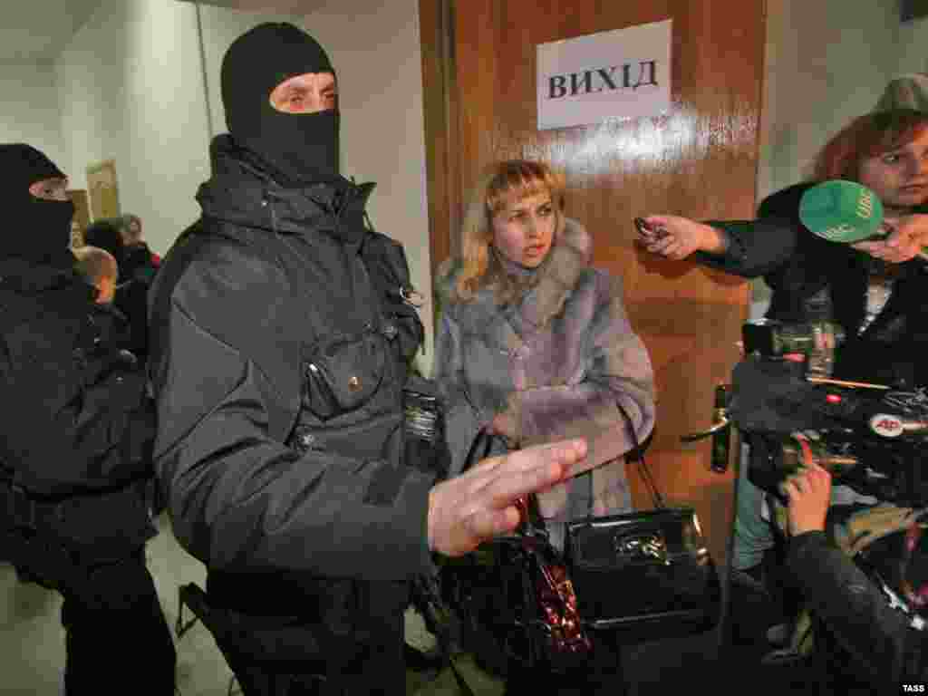 Ukrajina - Upad specijalaca - Maskirani specijalci su upali u sjedište kijevske kompanije ¨Naftagaz¨, odnijeli su dokumentaciju i priveli računovodju. Poznavaoci prilika tvrde da su uzroci u samo još jednom obliku borbe za vlast izmedju ukrajinskih predsjednika i premijera. 