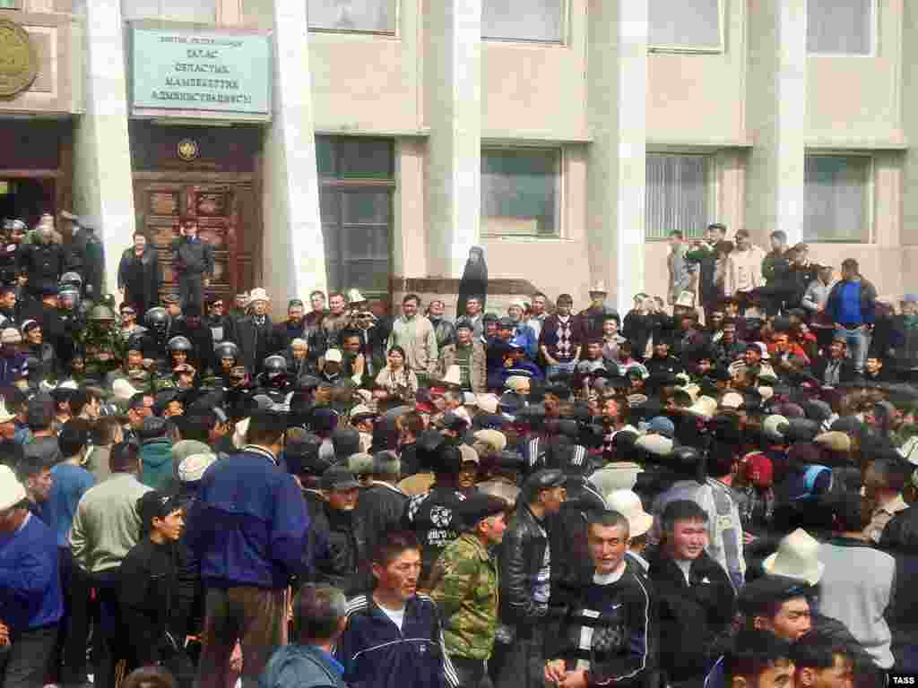 Сторонники оппозиции возле здания областной администрации в Таласе, позже протестующие взяли штурмом здание милиции.