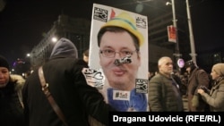 Jedan od transparenata sa likom Aleksandra Vučića