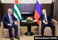 რუსეთის პრეზიდენტი ვლადიმირ პუტინი სოჭში შეხვდა აფხაზეთის დე ფაქტო პრეზიდენტს, რაულ ხაჯიმბას. 2019 წლის აგვისტო