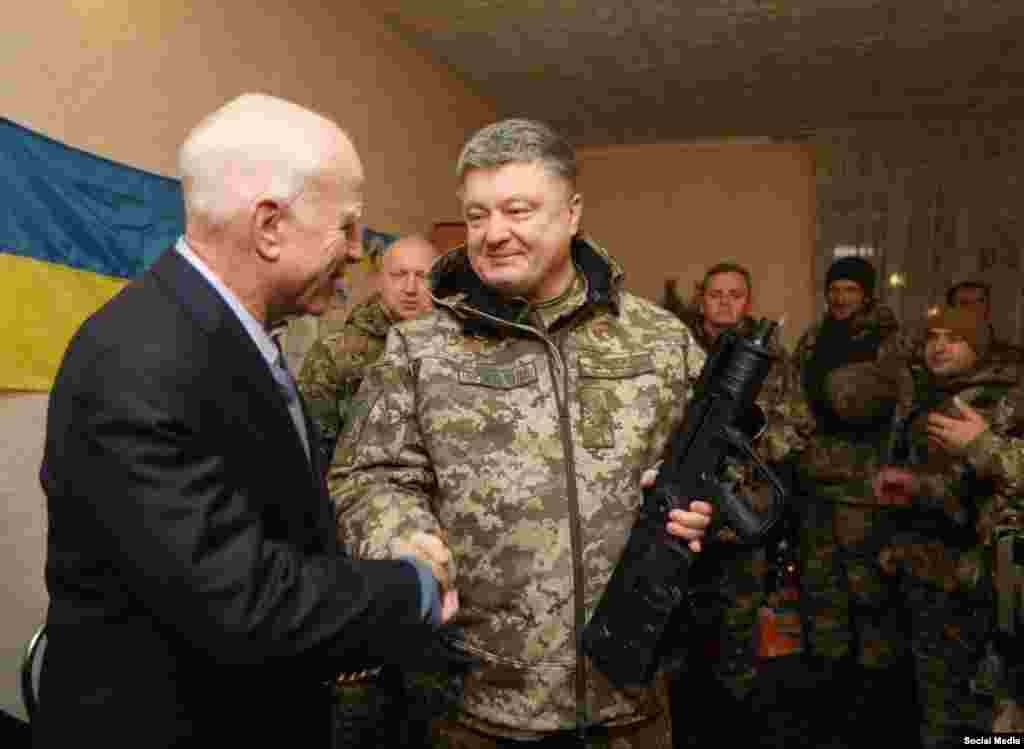 Президент Украины Петр Порошенко с сенатором Джорджем Маккейном