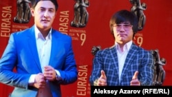 Кайрат Нуртас (справа) на открытии кинофестиваля. Алматы, 16 сентября 2013 года.