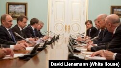 Байден і Путін один проти одного за столом 10 березня 2011 року. Майкл Макфол справа на дальнему місці