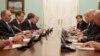 Будучи вице-президентом США, Джо Байден (справа) встречается Владимиром Путиным (слева) в бытность его премьер-министром в Москве 10 марта 2011 года. Справа сзади можно увидеть Майкла Макфола, архитектора «перезагрузки» российско-американских отношений при Бараке Обаме.