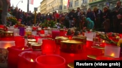 У памятной доски в честь Бархатной революции, Прага, 17 ноября 2019 года