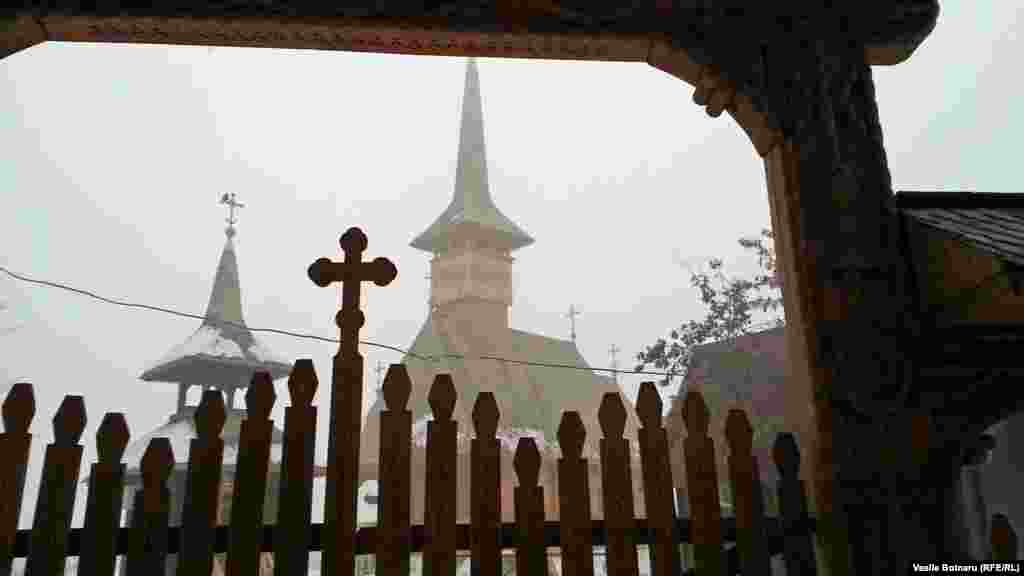 Biserica de pe str. Albișoara sub ceață