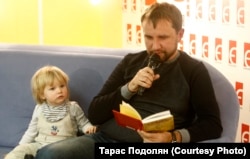 Володимир В’ятрович із сином під час презентації книжки. Київ, 28 листопада 2017 року