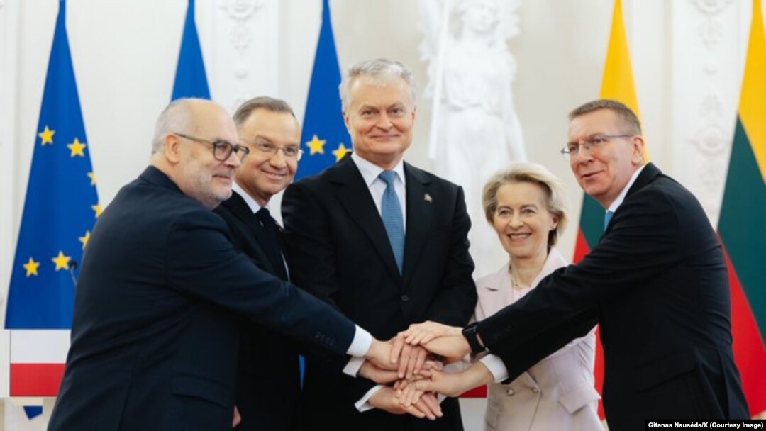 Președinta Comisiei Europene, Ursula von der Leyen, și liderii Poloniei, Letoniei, Estoniei și Lituaniei la cere monia de la Vilnius la care au sărbătorit interconectarea sistemelor electrice ale statelor baltice și cel al Uniunii Europene.