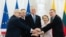 Președinta Comisiei Europene, Ursula von der Leyen, și liderii Poloniei, Letoniei, Estoniei și Lituaniei la cere monia de la Vilnius la care au sărbătorit interconectarea sistemelor electrice ale statelor baltice și cel al Uniunii Europene.