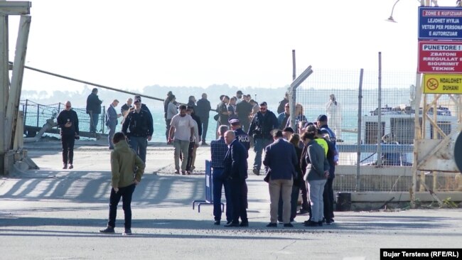 Migrantët e parë teksa arrijnë në Portin e Shëngjinit nga Italia, më 16 tetor 2024.